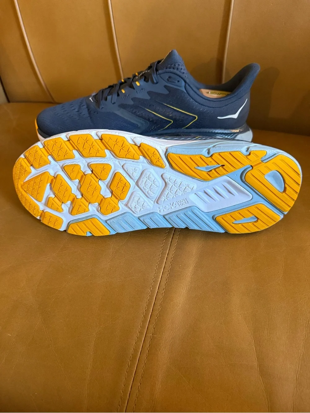 Hoka Arahi 5 Men’s Size 12 D In Ombré Blue - Navy/White/Gray/Light Blue